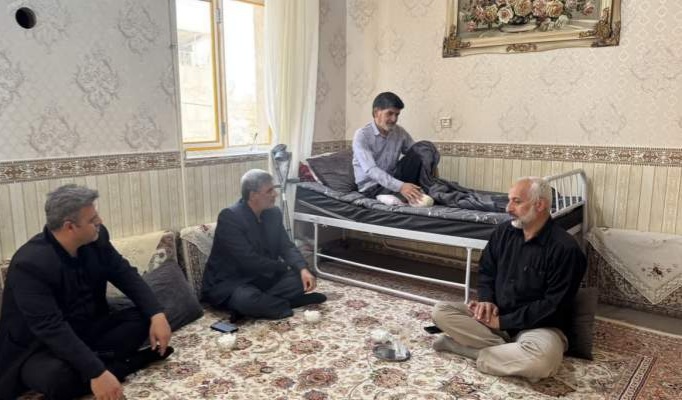 تجلیل از جانباز و پیشکسوت عرصه جهاد و شهادت توسط مسئولان بنیاد شهید همدان