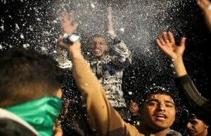 شادی فلسطینیان در خیابانهای غزه پس از اعلام رسمی توافق پایان جنگ