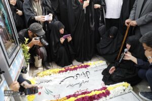 مادر شهید ربانی برای اولین بار مزار فرزند شهید خود را زیارت کرد