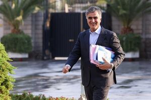 حق با رئیس بانک مرکزی است؛ نرخ ارز رسمی باید ثابت بماند