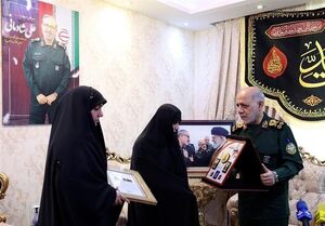 اعطای درجه سپهبدی به خانواده شهید علی شادمانی توسط سرلشکر عبداللهی