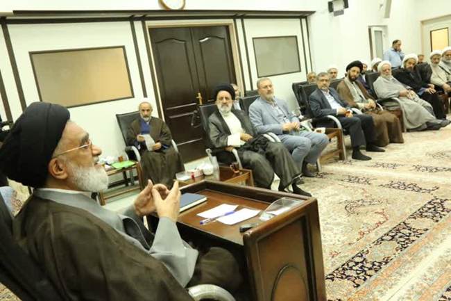 تاکید بر خدمت به خانواده شهدا و بهره‌گیری از وصیت‌نامه‌های آنان برای ادامه راه شهدا
