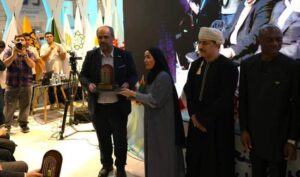 کسب تندیس غرفه برتر توسط بیمه دی در نمایشگاه شهر پایدار کیش