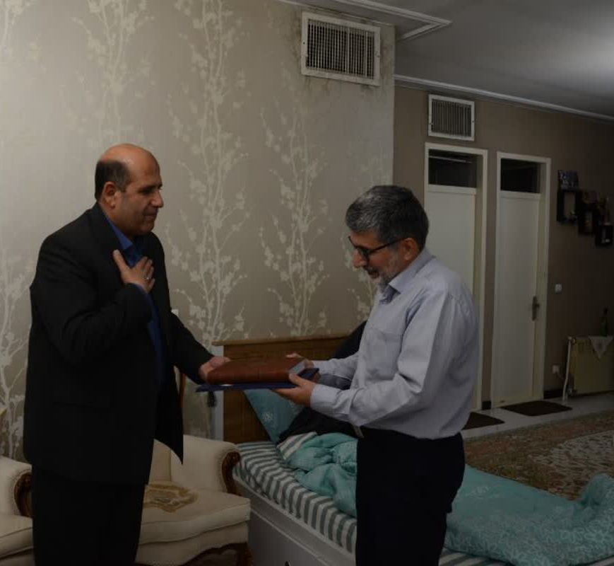 ادای احترام مدیرکل بنیاد شهید تهران بزرگ به خانواده شهید مدافع حرم علی آقاعبداللهی