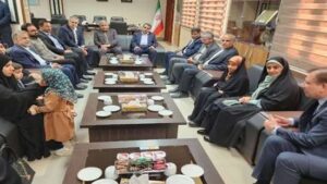 تجلیل وزیر راه و شهرسازی از خانواده‌های شهدا در بوشهر با تأکید بر واگذاری زمین به ایثارگران