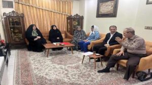“تجلیل از مقام خانواده شهدا و جانبازان در دیدار معاون بنیاد شهید با مادر شهید و جانباز ۴۵ درصد”