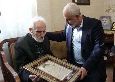 تجلیل رئیس بنیاد شهید و امور ایثارگران با خانواده شهیدان معظم «یوسفی» و «تیزکار»