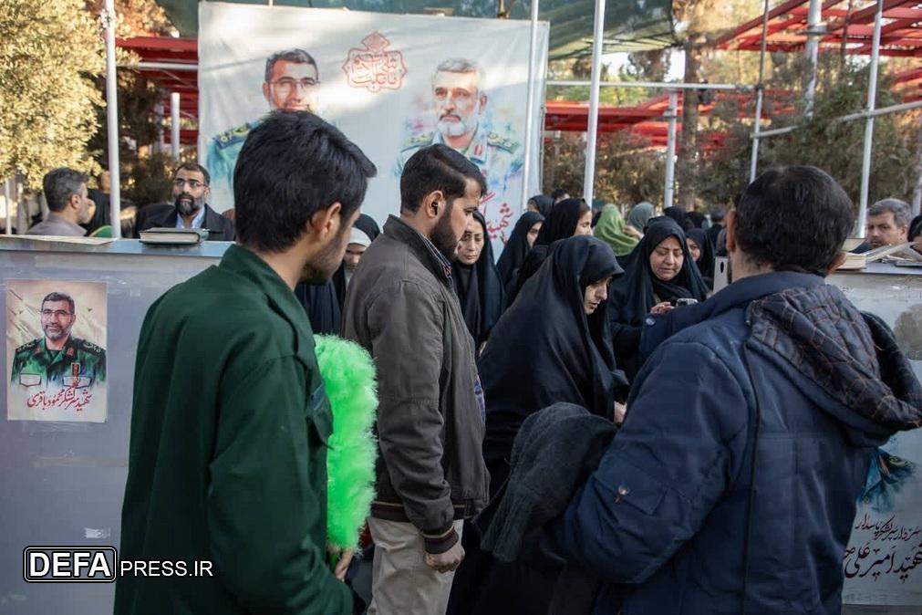 آغاز هفته هوافضای سپاه با عطرافشانی و گلباران مزار شهدای دفاع مقدس ۱۲ روزه