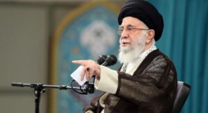 رهبر انقلاب اجازه نمی‌دهند ما فراموش کنیم