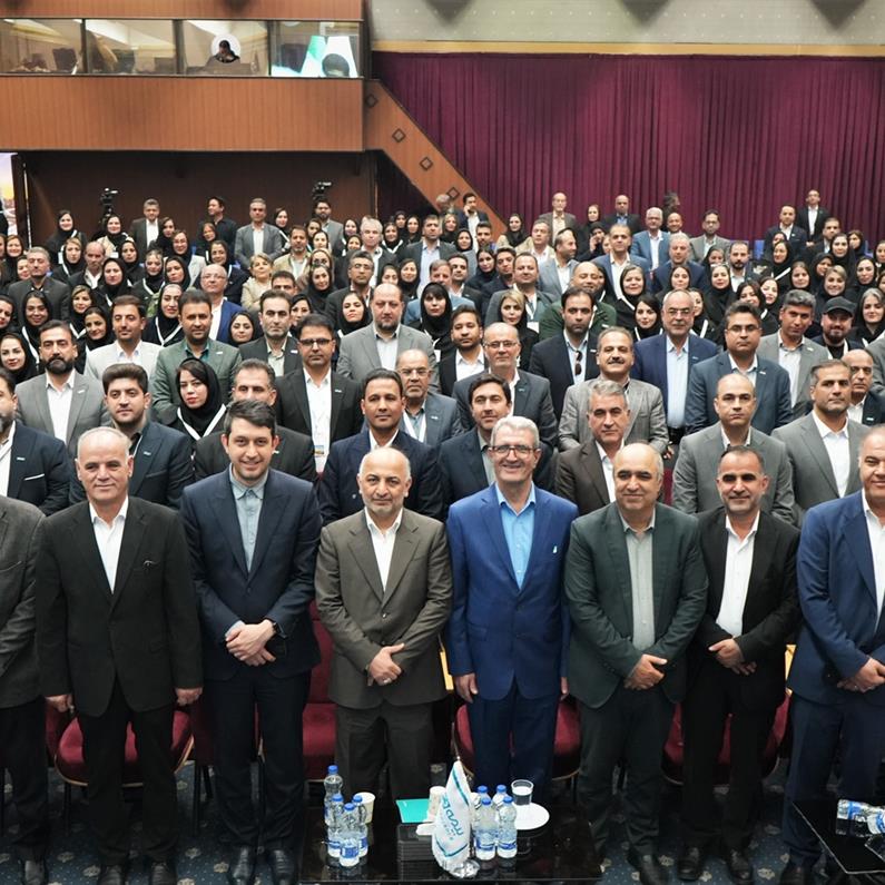 تأکید مدیرعامل بیمه دی بر فروش هوشمند و تحول دیجیتال در همایش سراسری شبکه فروش