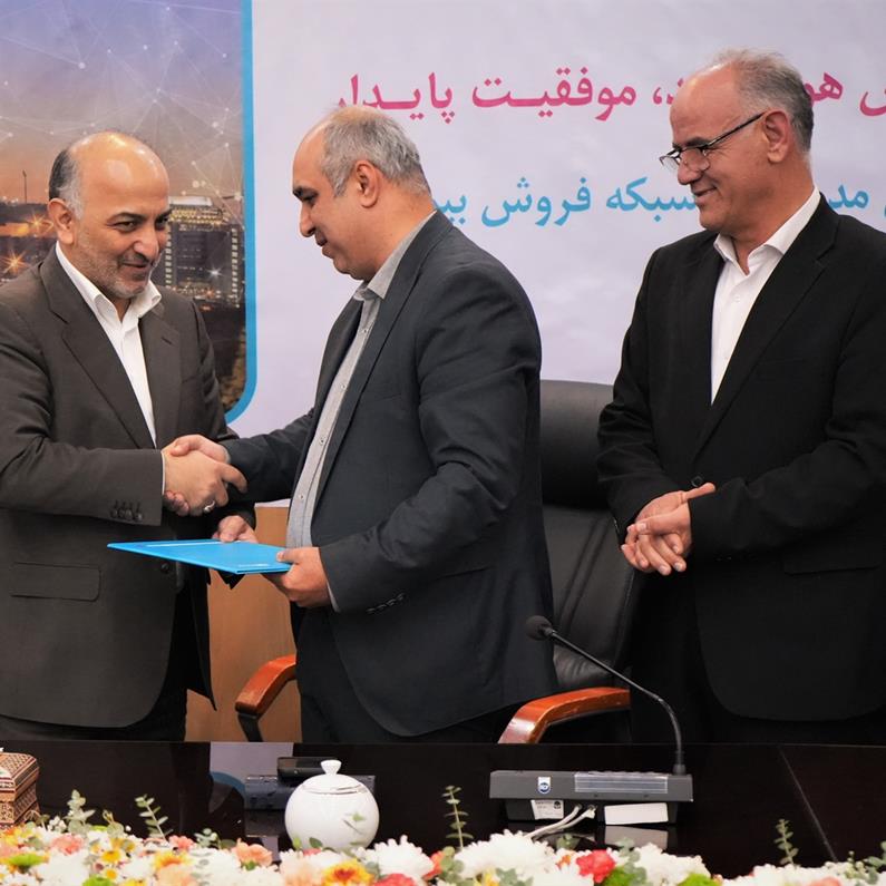 برگزاری مراسم  تکریم و تودیع  بهمن برزگر، معاون توسعه بازار بیمه دی