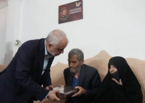 تجلیل رییس بنیاد شهید و امور ایثارگران از خانواده شهید اقتدار «کیومرث کوثری مقدم»