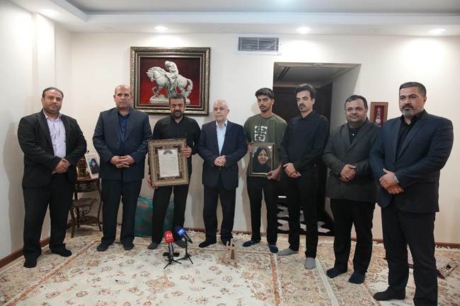 دیدار مهندس سعید اوحدی با خانواده شهیده اعظم میرزایی و تجلیل از مقام والای شهدا و استقامت خانواده‌های آنان