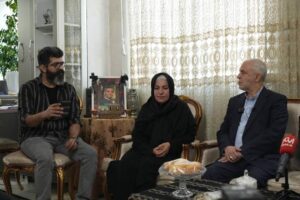 تقدیر از خانواده شهید آروین محمدی توسط معاون رئیس‌جمهور