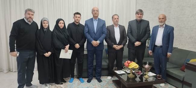 «دیدار استاندار کرمانشاه با خانواده شهید احمد محمدی»