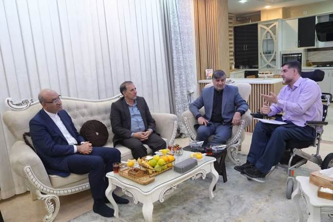 حضور استاندار کرمانشاه در منزل ایثارگران؛ پاسداشت یاد شهید «پیمان پیری» و جانباز «سیدمحسن میرانی»