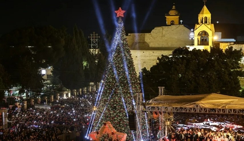 پس از دو سال توقف؛ روشن شدن درخت کریسمس در بیت‌لحم