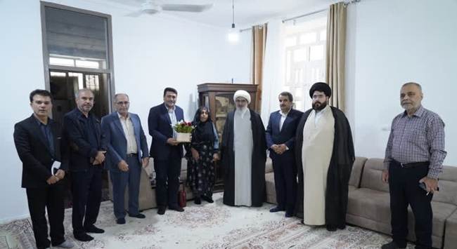 حضور نماینده ولی فقیه در استان بوشهر و مدیرکل بنیاد شهید در منزل مادران معزز شهیدان عبدالرسول نصوری و عبدالمجید جاشویی