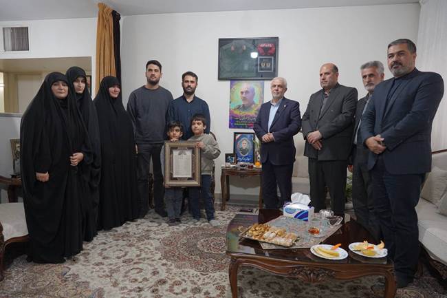 تجلیل رئیس بنیاد شهید و امور ایثارگران از خانواده سردار شهید حاج محمدتقی یوسفوند