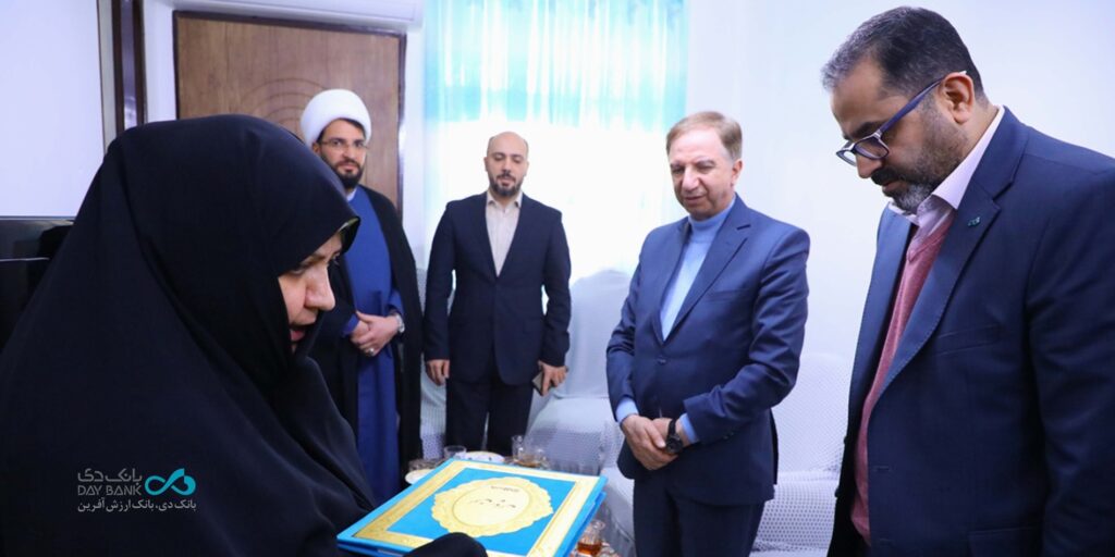 تجلیل مدیرعامل و عضو هیأت‌مدیره بانک دی از مادر شهید جنگ ۱۲ روزه