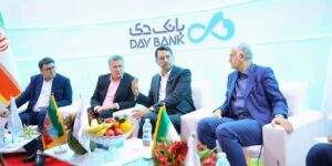 بازدید رییس منطقه آزاد کیش از غرفه بانک دی