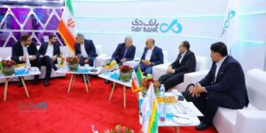 رایزنی‌ها در غرفه بانک دی، در پنجمین روز نمایشگاه کیش اکسپو