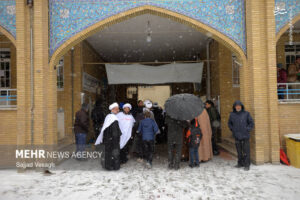 راهپیمایی اعتراضی طلاب و روحانیون همدان در هوای برفی