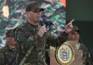 وزیر دفاع ونزوئلا یک تنه ایستاده!