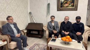 تجلیل دبیر مشاوران وزرا در امور ایثارگران با خانواده شهدای جنایات امریکایی صهیونیستی در همدان