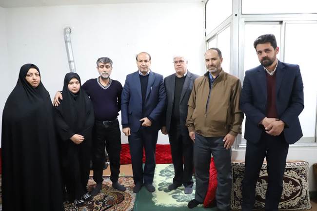 دلجویی مدیرکل بنیاد شهید و امور ایثارگران استان مرکزی از خانواده شهید مدافع امنیت «قاسم عزیزی»