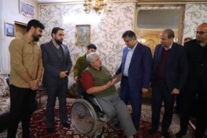 تجلیل استاندار مرکزی از جانباز سرافراز ۷۰درصد «سید مهدی عبدی»