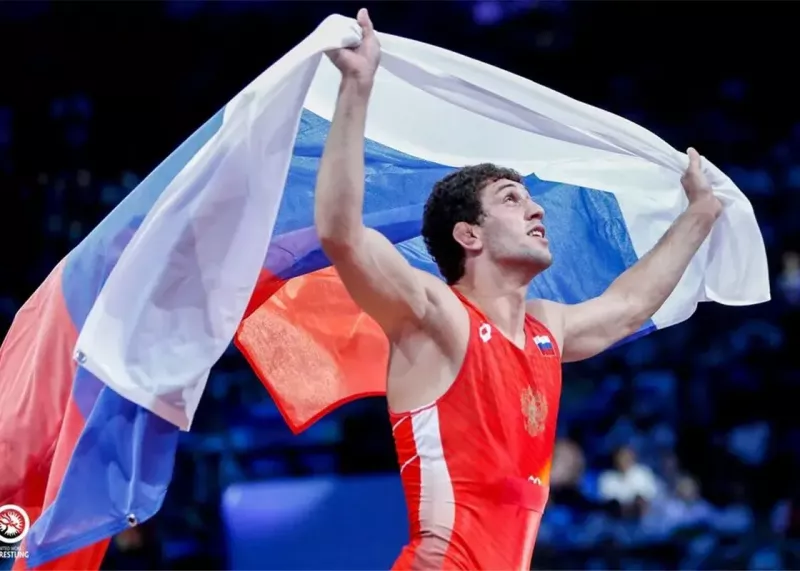 پرچم کشتی گیران روسیه به جز بزرگسالان برگشت