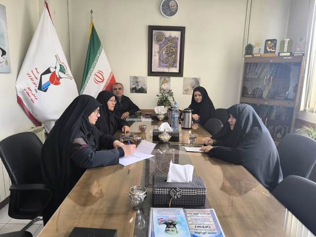 تأکید مدیرکل بنیاد شهید خراسان رضوی بر تکریم ایثارگران در دیدار چهره‌به‌چهره با خانواده‌های شهدا