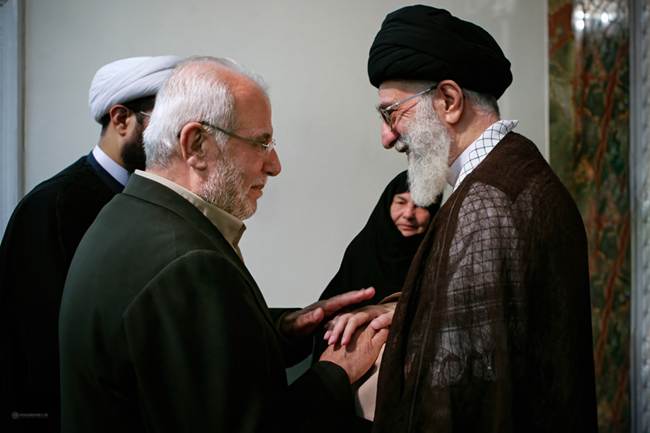 انتشار پدر و مادر دبیرکل شهید حزب‌الله جناب سیدحسن نصرالله در کنار رهبر انقلاب