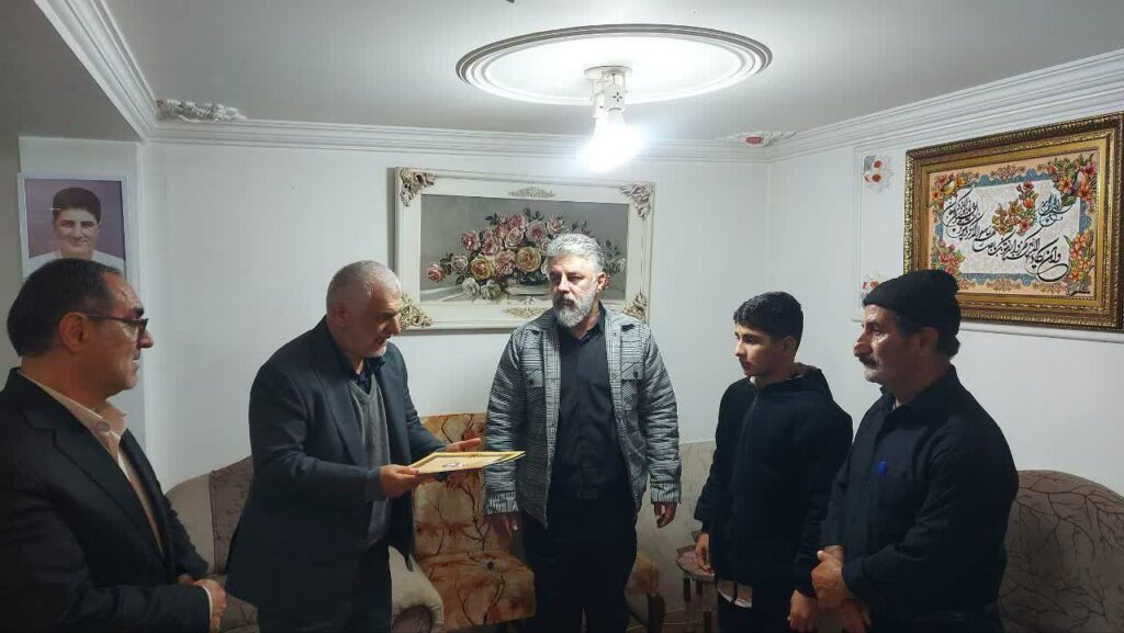 تجلیل معاون توسعه مدیریت و منابع بنیاد و مدیرکل بنیاد مازندران از خانواده شهدای اغتشاشات تروریستی اخیر