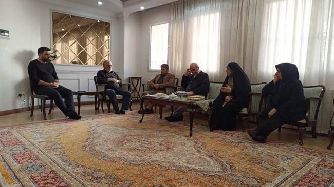 تجلیل معاون تعاون و امور اجتماعی بنیاد شهید و امور ایثارگران از خانواده شهدای اغتشاشات