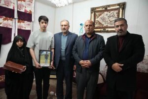 تجلیل معاون فرهنگی و آموزشی بنیاد شهید و امور ایثارگران با خانواده شهدای جنایات آمریکایی صهیونیستی