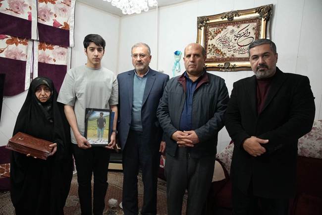 تجلیل معاون فرهنگی و آموزشی بنیاد شهید و امور ایثارگران با خانواده شهدای جنایات آمریکایی صهیونیستی