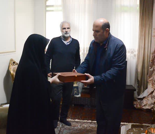 دیدار مدیرکل بنیاد شهید تهران بزرگ با خانواده شهیدان مردمی و امنیت در تهران