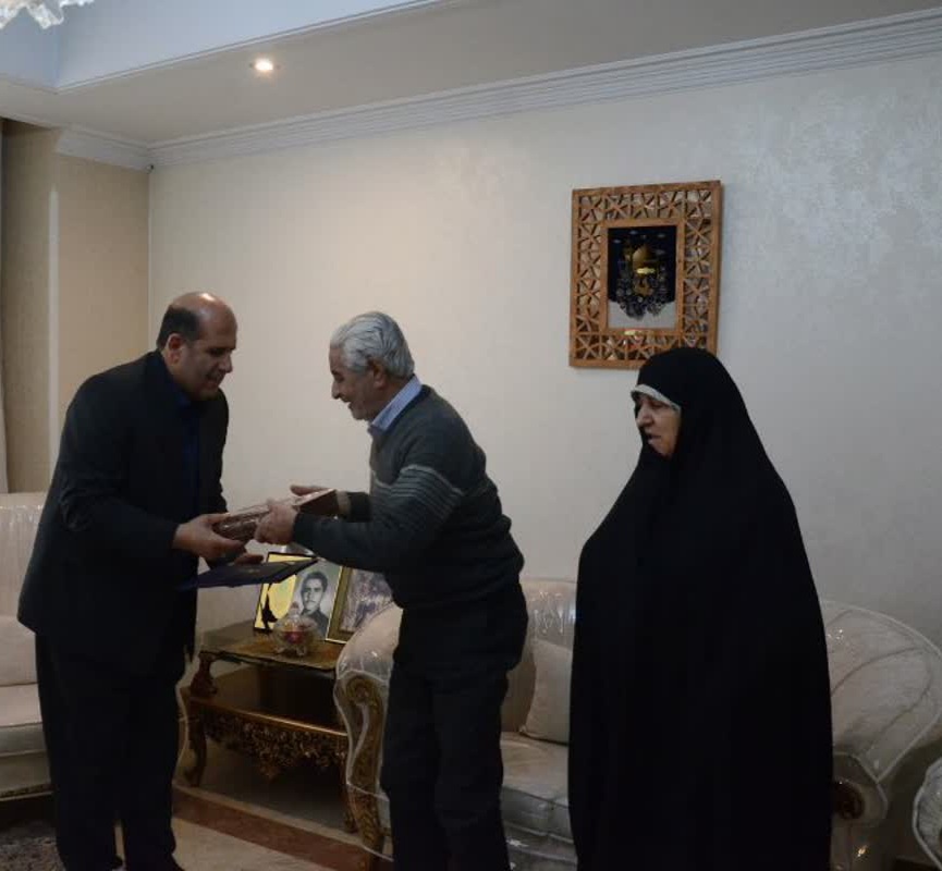 دیدار مدیرکل بنیاد شهید تهران بزرگ با خانواده‌های شهیدان کاشی و افتخار‌نیا؛ تجلیل از صبر و استقامت والدین شهدا