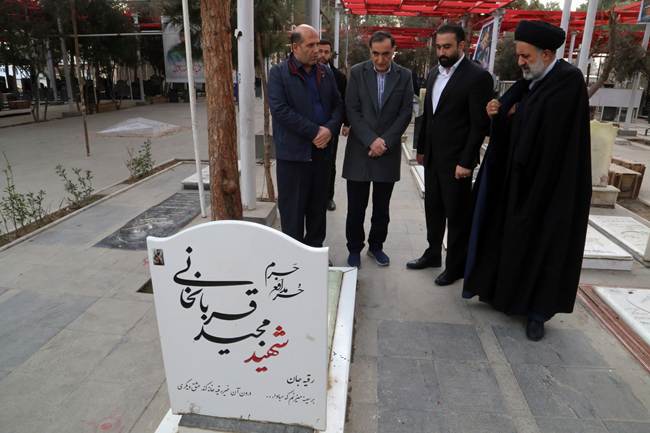 تجدید میثاق معاون رییس جمهور و رییس بنیاد شهید و امور ایثارگران و نماینده ولی فقیه در بنیاد با شهدای اقتدار و مدافع حرم