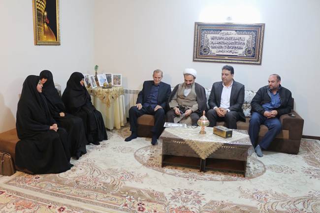 ضیافت رمضان در خانه شهدا؛ دیدار مدیرکل بنیاد شهید کرمانشاه با خانواده‌های شهدای جنگ تحمیلی ۱۲ روزه