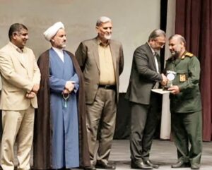 تقدیر از مدیرکل بنیاد شهید سیستان و بلوچستان در جشنواره تبیین مکتب شهید سلیمانی