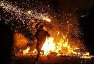 استاد دانشگاه: در چهارشنبه سوری نمک روی زخم جنگ نپاشیم