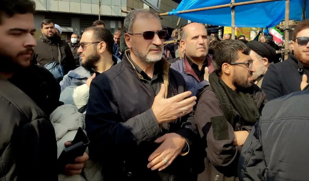 حضور سلیمانی معاون فرهنگی و آموزشی بنیاد شهید و رضایی مدیرکل بنیاد شهید و امور ایثارگران تهران بزرگ در تشییع پیکرهای شهدای جنگ تحمیلی رمضان