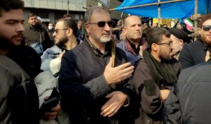 حضور سلیمانی معاون فرهنگی و آموزشی بنیاد شهید و رضایی مدیرکل بنیاد شهید و امور ایثارگران تهران بزرگ در تشییع پیکرهای شهدای جنگ تحمیلی رمضان
