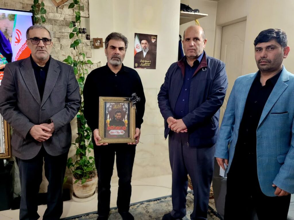 دیدارعباسعلی رضایی، مدیرکل بنیاد شهید و امور ایثارگران تهران بزرگ با خانواده شهید والامقام رضا حسینی