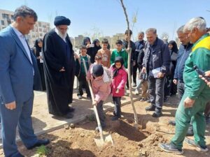 کاشت نهال توسط فرزندان شهدای البرزی جنگ رمضان به یاد پدرانشان