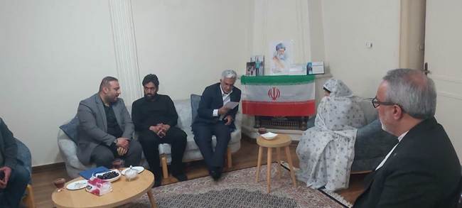 تجلیل معاون بهداشت و درمان بنیاد از خانواده‌های شهدا در منطقه ۸ تهران