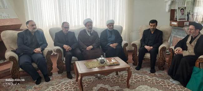 تجلیل مدیرکل بنیاد شهید و امور ایثارگران مازندران از خانواده شهید والامقام “ناوبان یکم علیرضا رمضانی” از شهدای جنگ رمضان